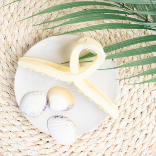 Hair Clip Claw Large with Criss Cross in the Color Ivory