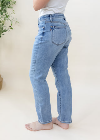 Side view of Judy Blue vintage wash slim fit light blue jeans on a person
