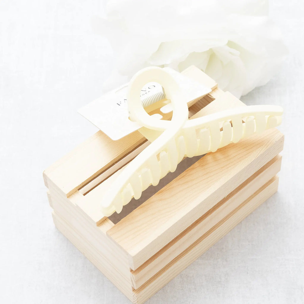 Hair Clip Claw Large with Criss Cross in the Color Ivory Judson